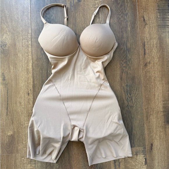 NWT Skims Ultimate Body Push-Up Butt Enhancing Padded Mid Thigh Bodysuit -medium - Picture 5 of 8